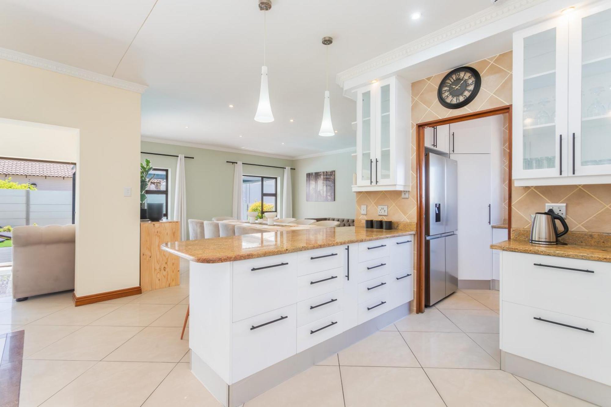 Luxury Villa With 5 Bedrooms, Heated Pool And Inverter In Blouberg Holiday home