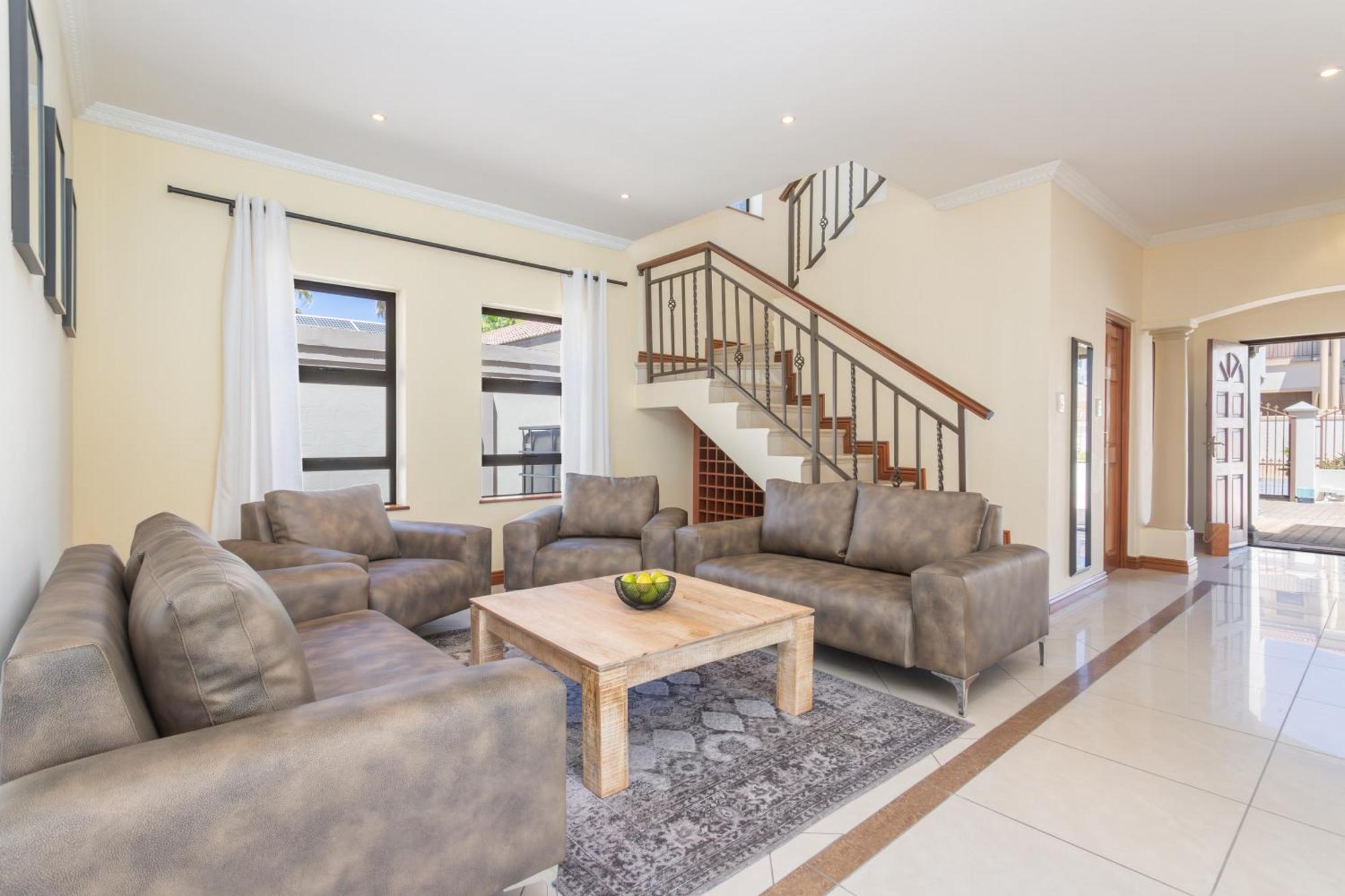 Luxury Villa With 5 Bedrooms, Heated Pool And Inverter In Blouberg Holiday home Cape Town