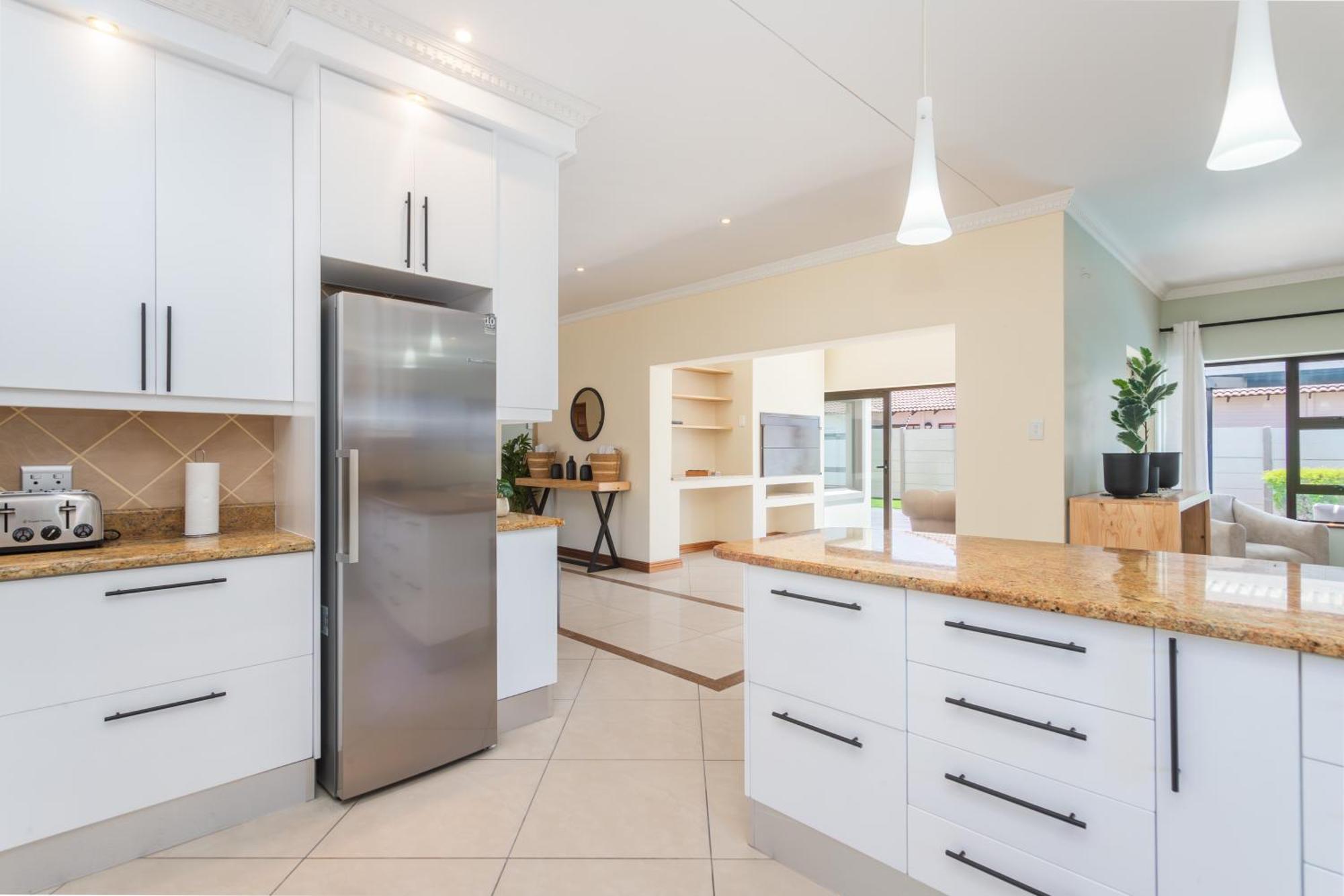 Luxury Villa With 5 Bedrooms, Heated Pool And Inverter In Blouberg Holiday home