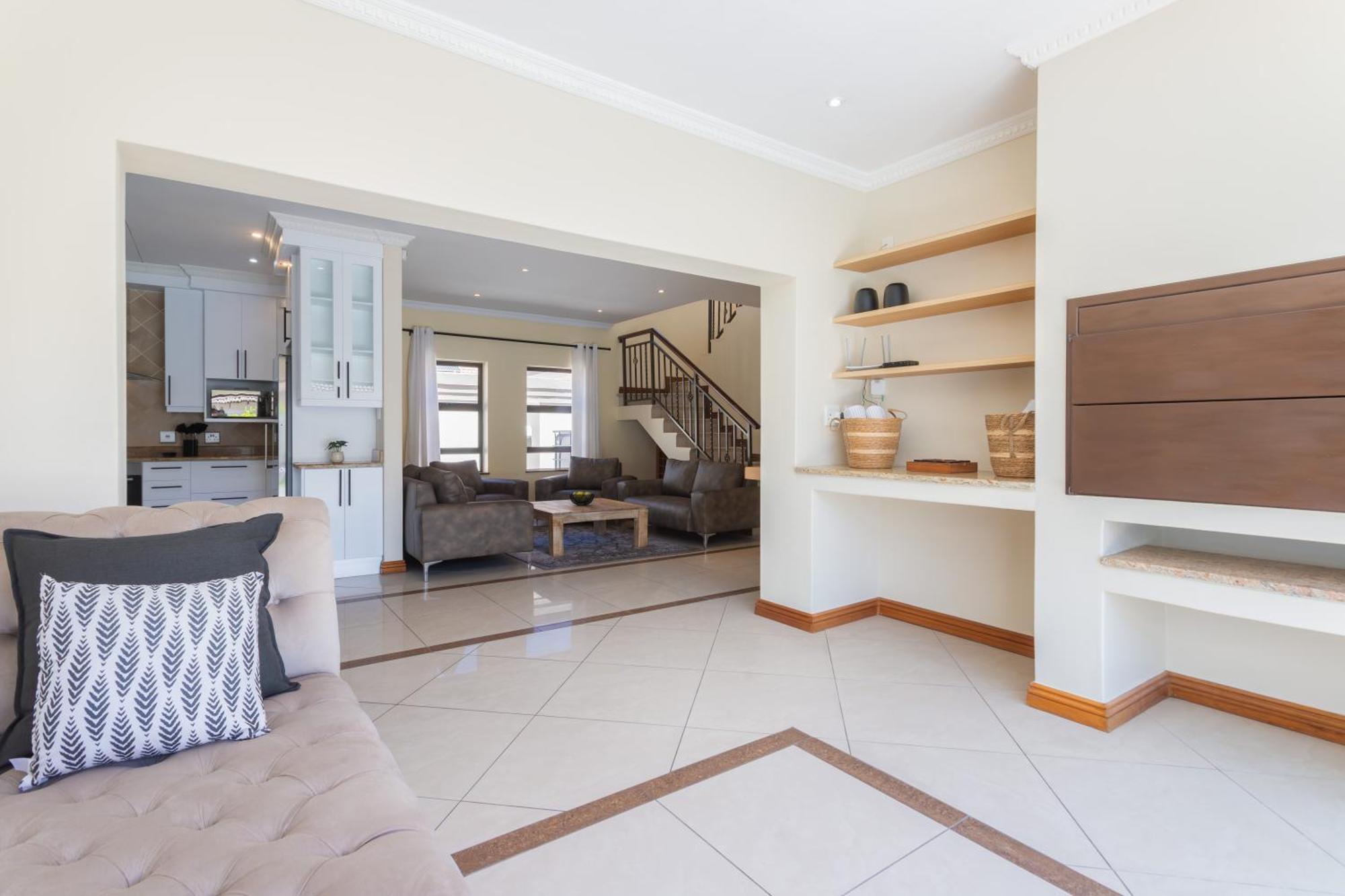 Luxury Villa With 5 Bedrooms, Heated Pool And Inverter In Blouberg Holiday home Cape Town