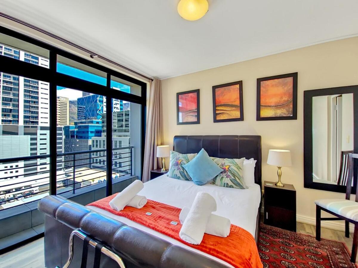 Central, Secure, Family With Pool And Gym! Apartment Cape Town