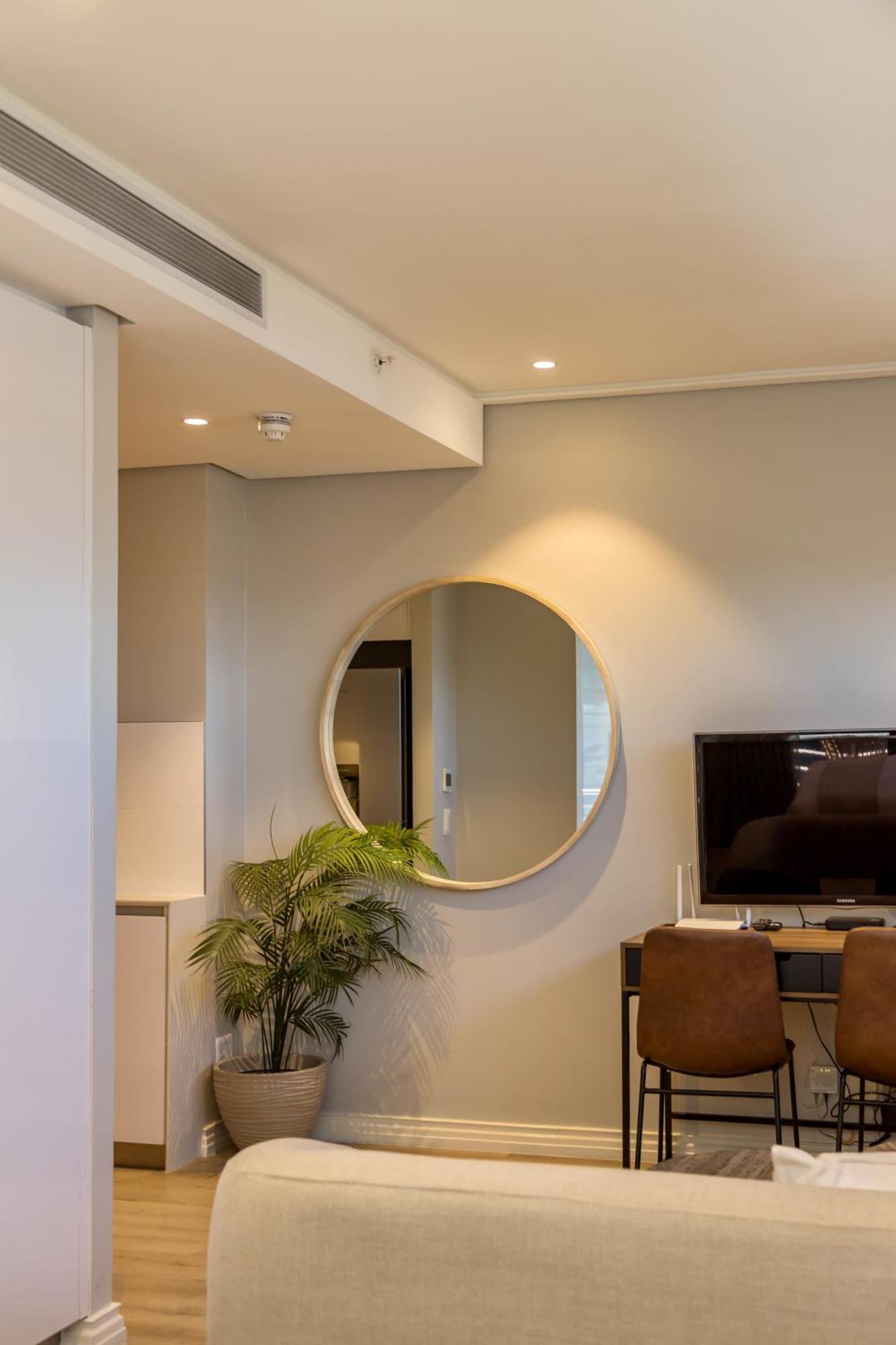 Apartment 16 On Bree 1319 *