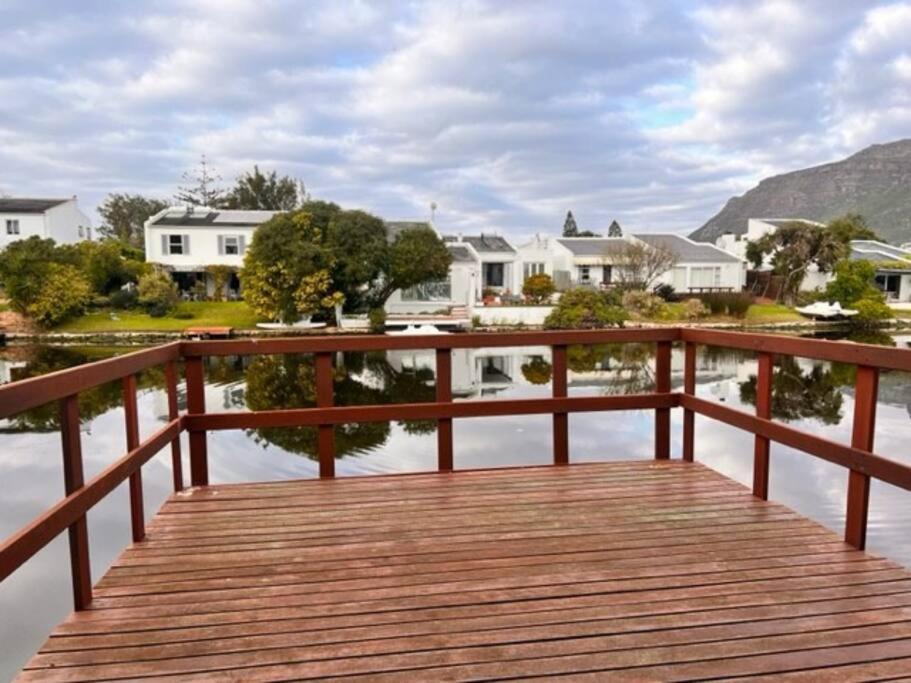 Relax On The Marina *