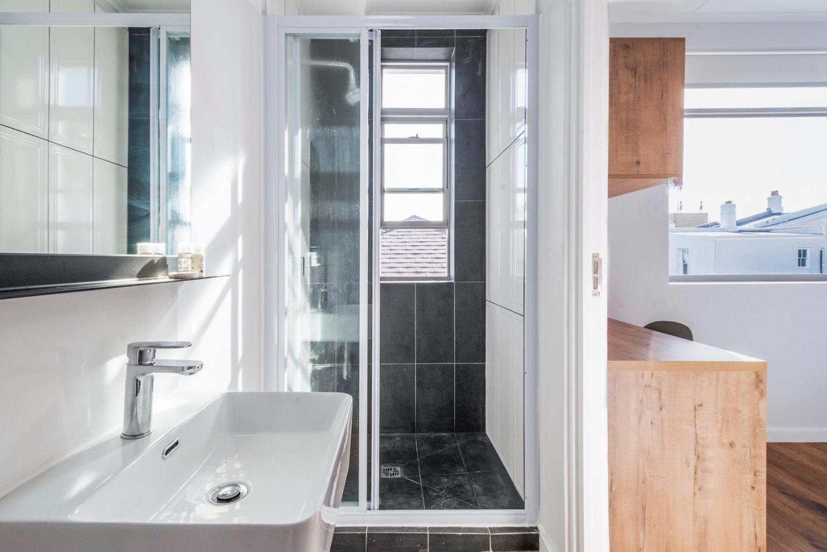 Spacious Retreat At The Metropole East Of Main Apartment