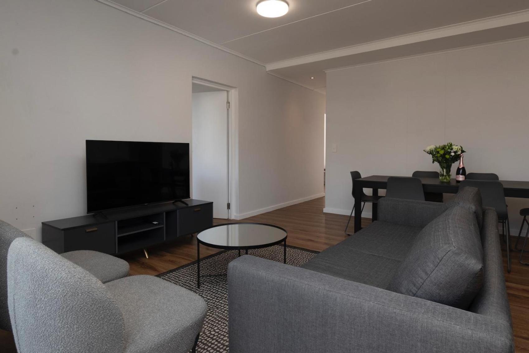 Apartment Spacious Retreat At The Metropole East Of Main