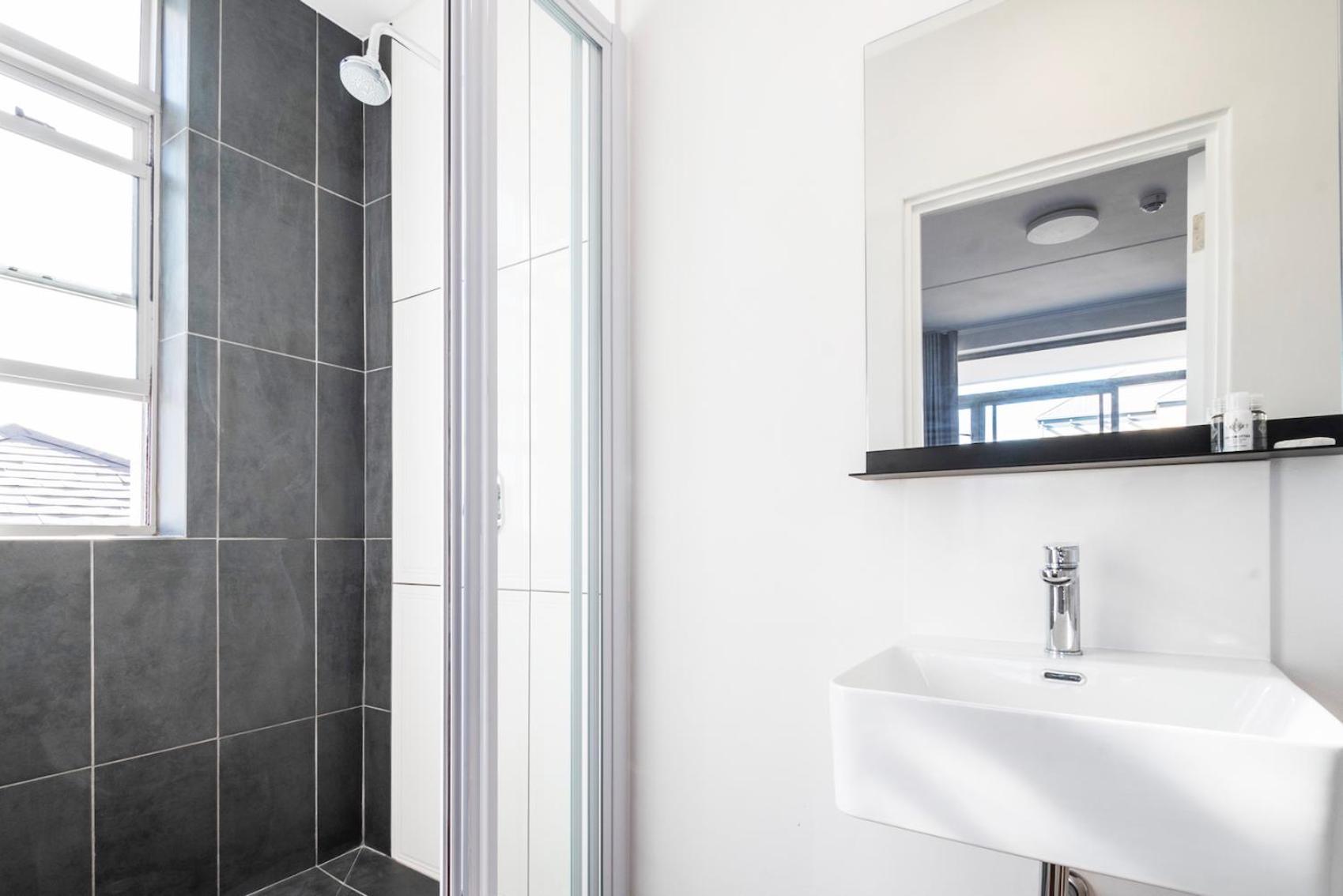 Spacious Retreat At The Metropole East Of Main