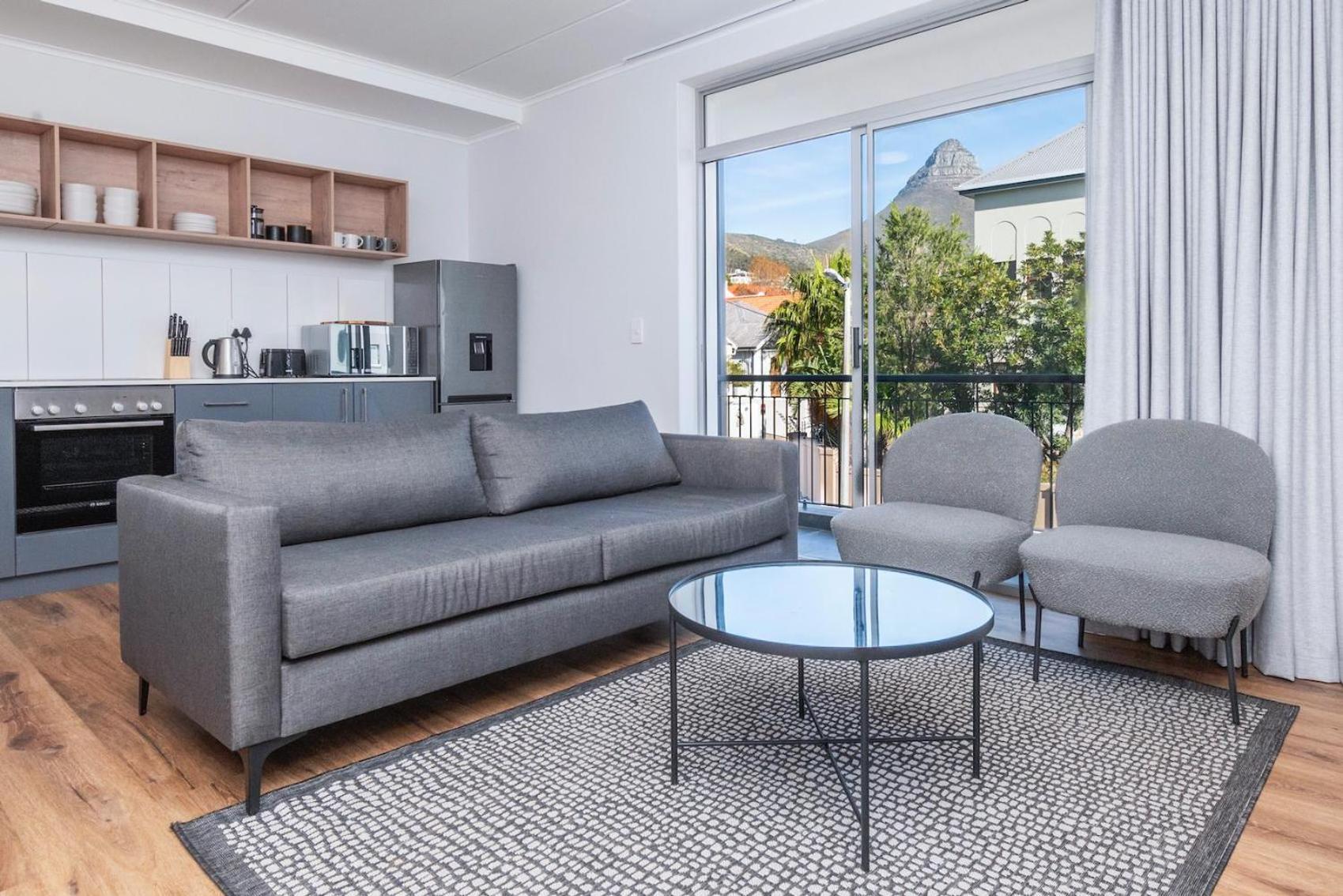 Apartment Spacious Retreat At The Metropole East Of Main *