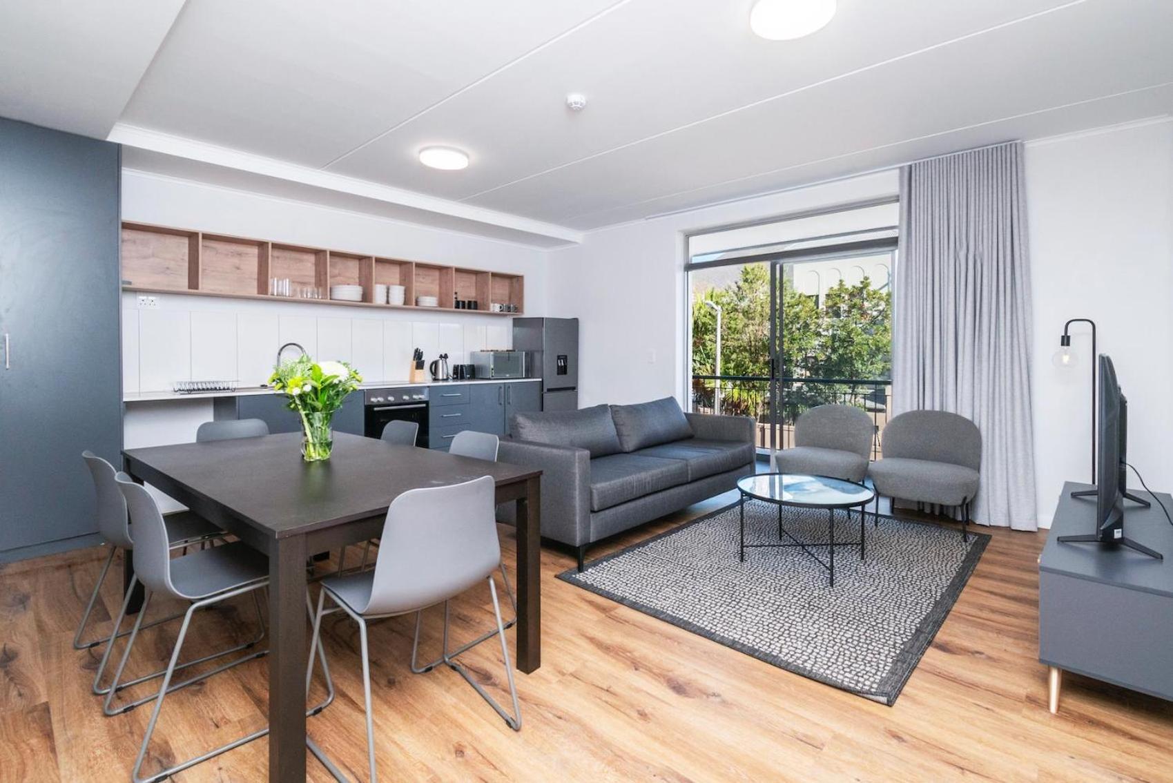 Spacious Retreat At The Metropole East Of Main