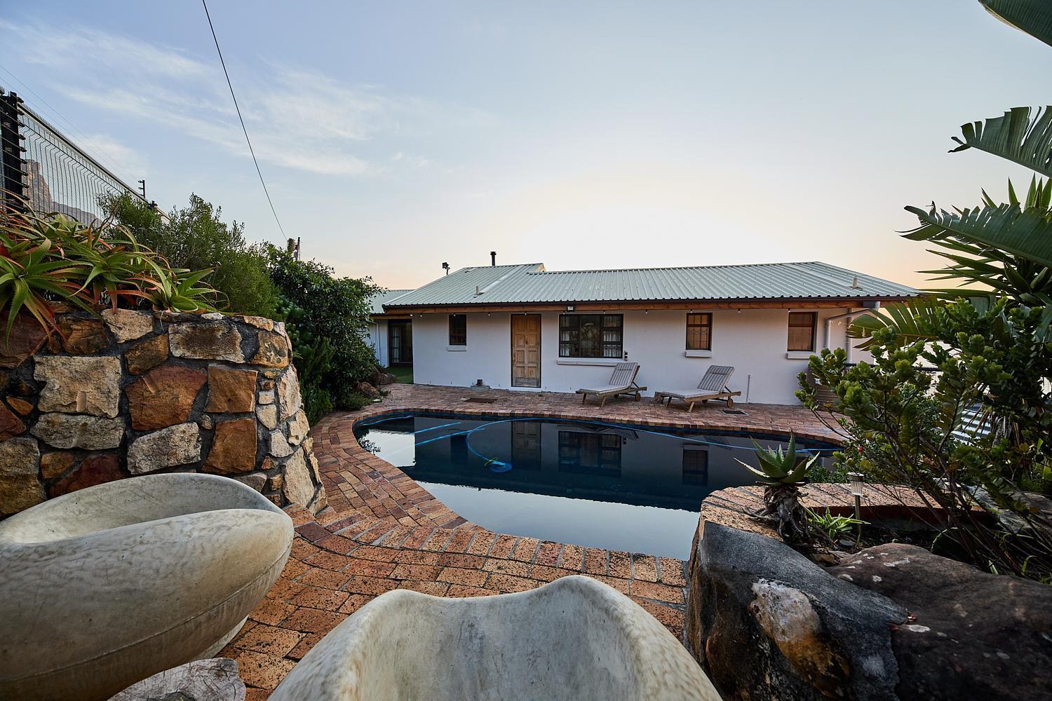 Apartment Mountain Oasis - Views, Pool, Hot Tub & Inverter Cape Town