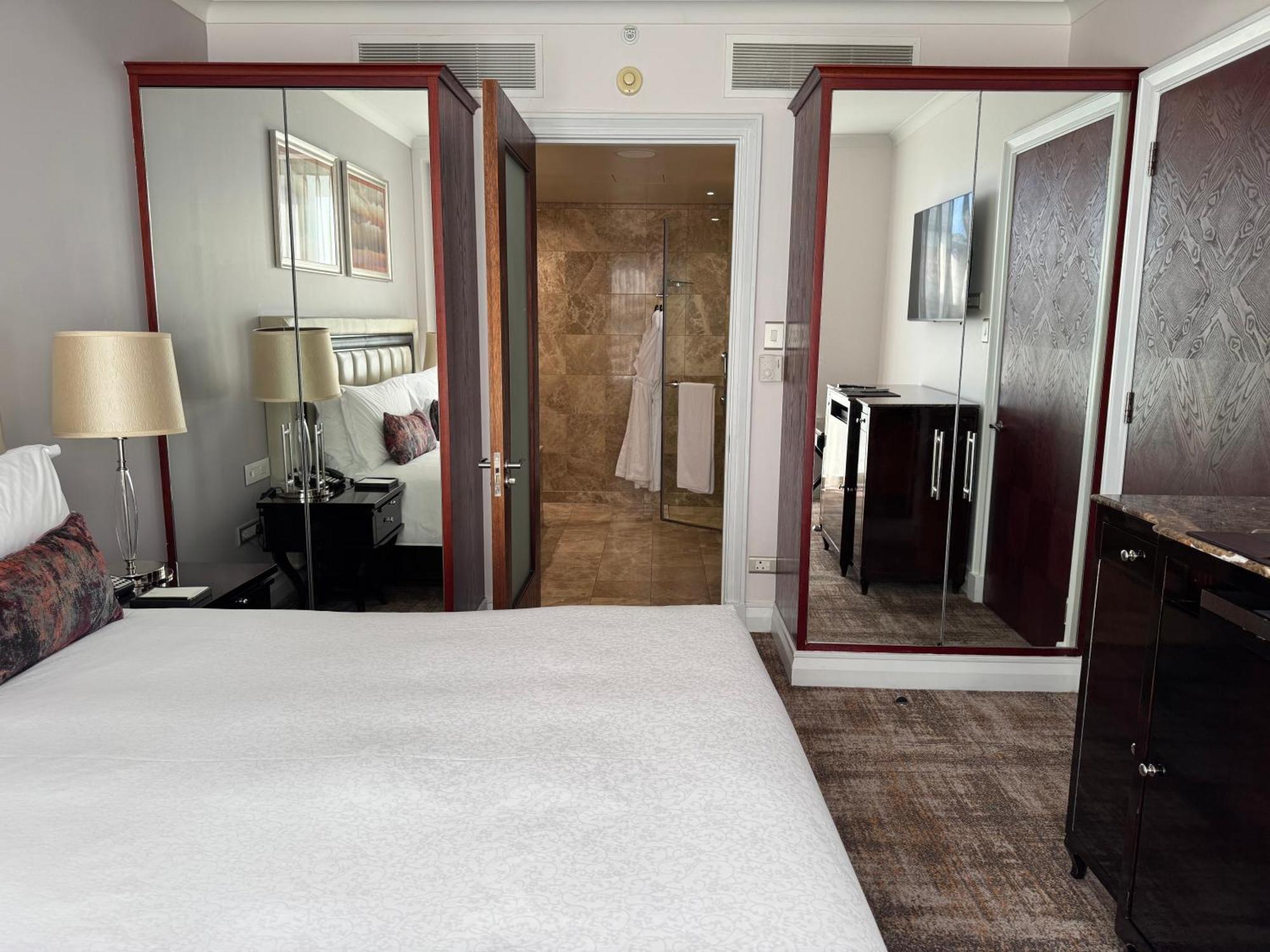 Apartment Luxury At Taj - Corner With Balcony - Newly Renovated Cape Town