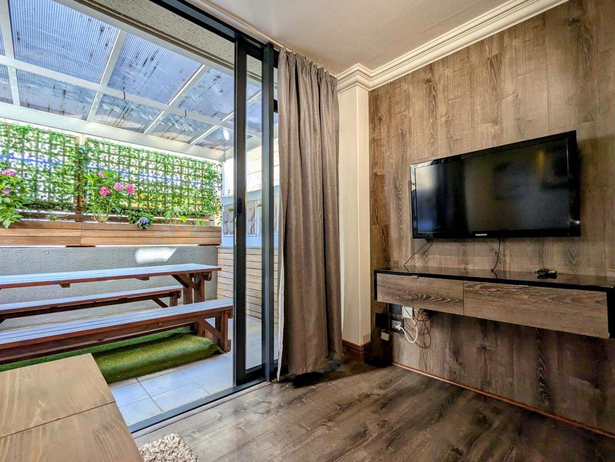 Urban With Lush Patio Braai & Rooftop Pool Apartamento