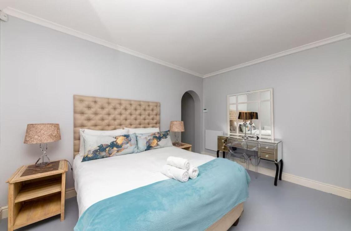 Vintage Alcove In Point, Sleeps 4