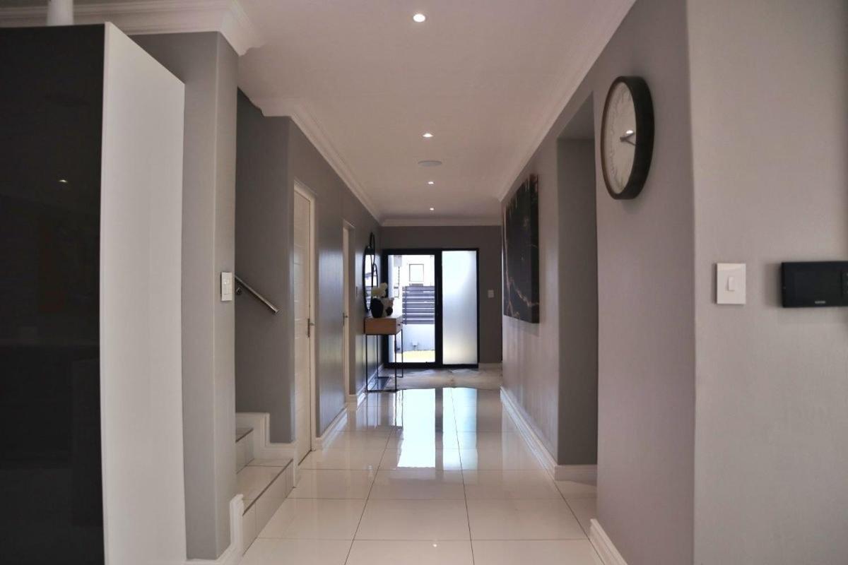 Exquisite Family Cape Pool And Fire Pitt Holiday home Cape Town