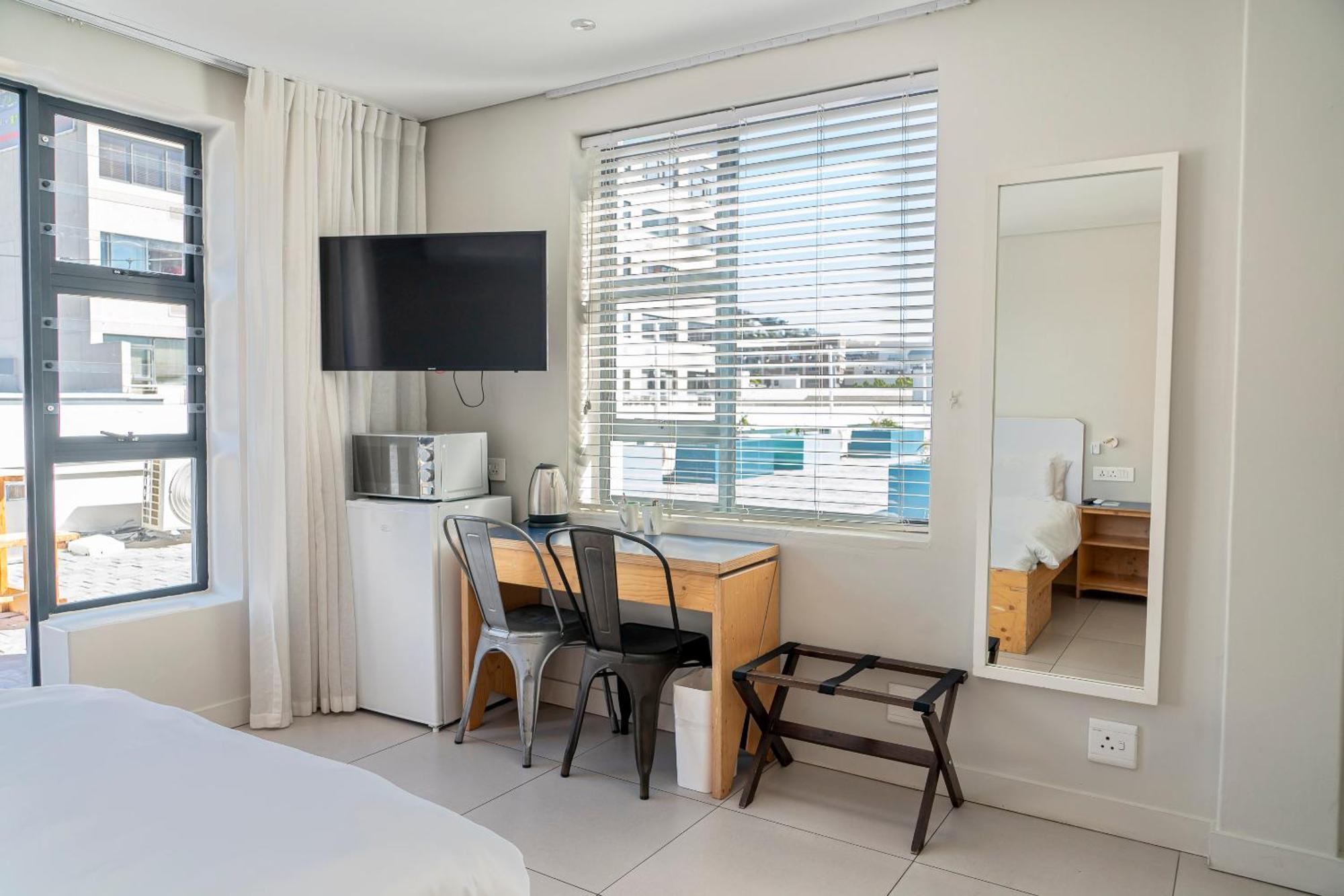 Mojo Hotel & Market