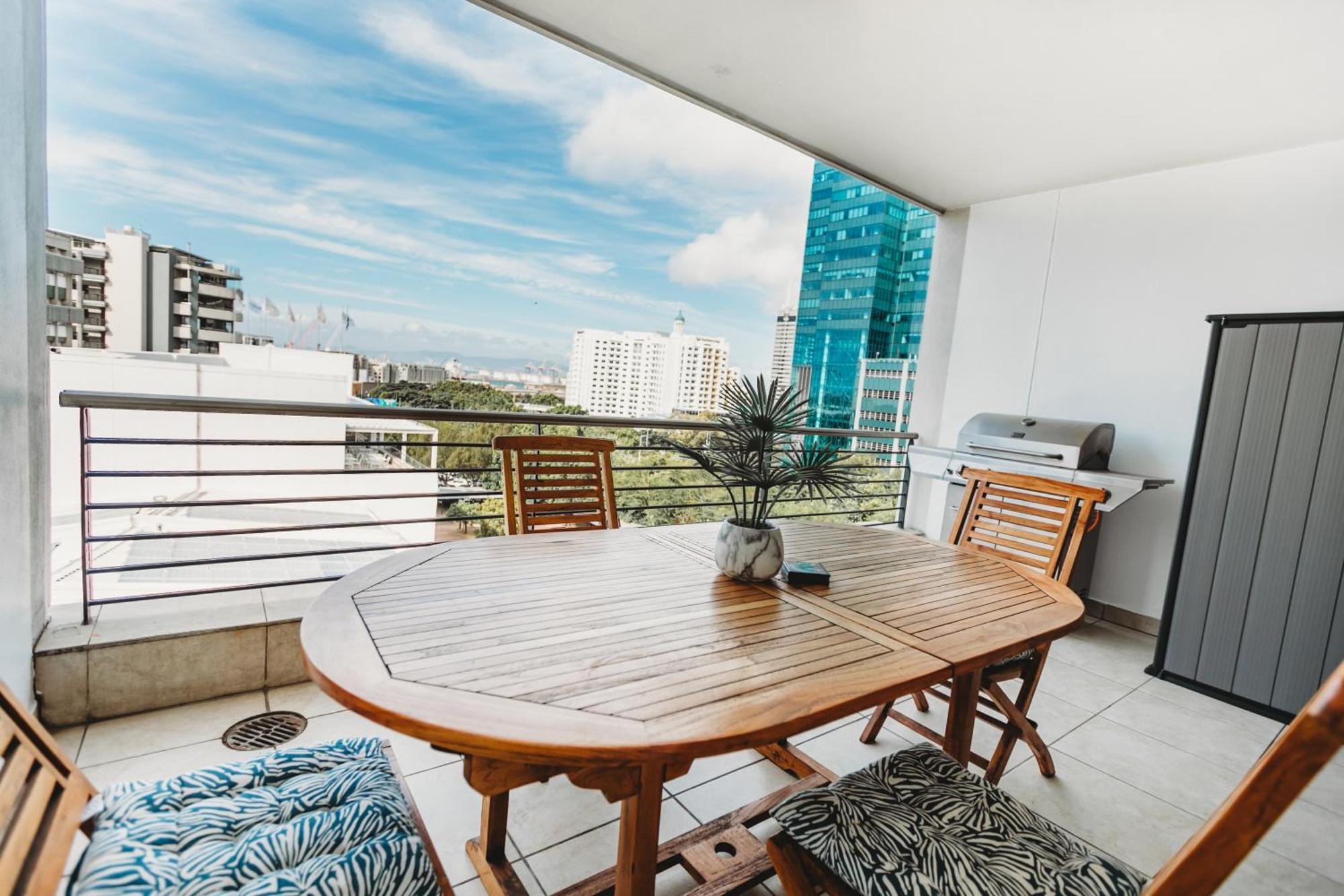 Apartment Self-check-in, Restaurants, Cafe's, Pubs, Work Or Vacay