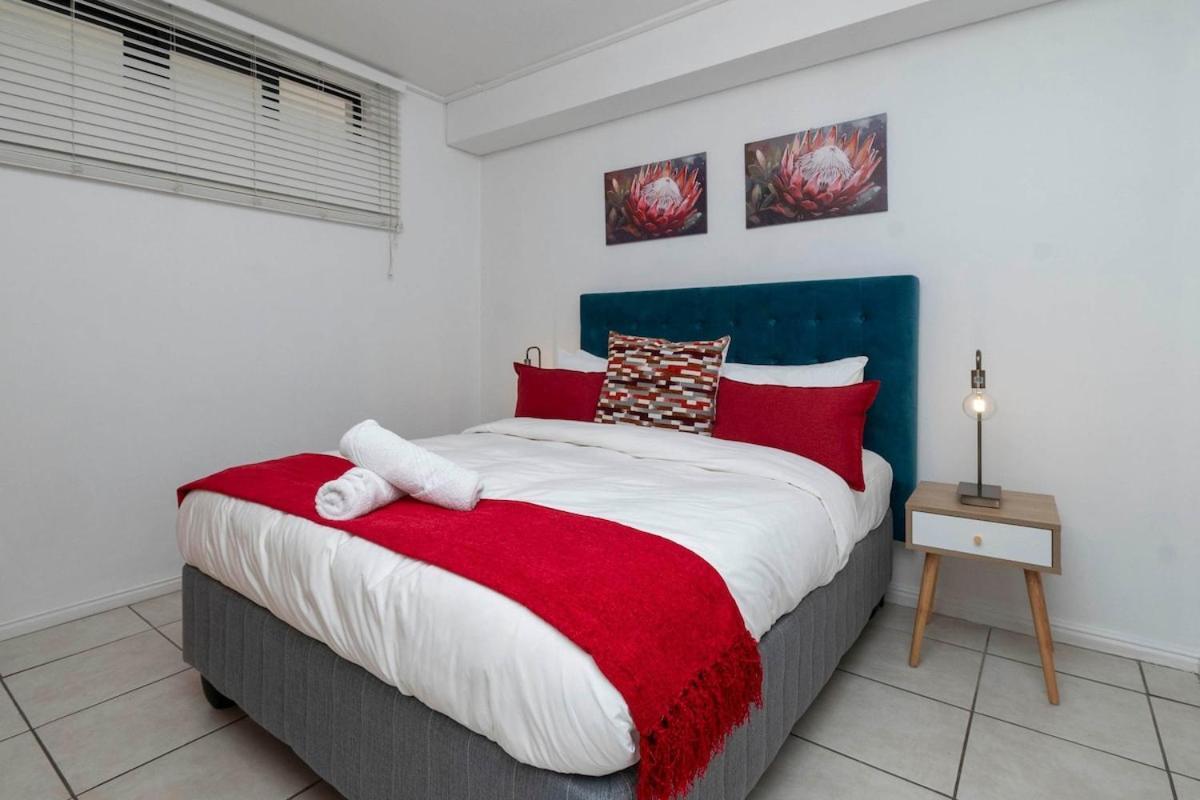 Apartment Self-check-in, Restaurants, Cafe's, Pubs, Work Or Vacay *