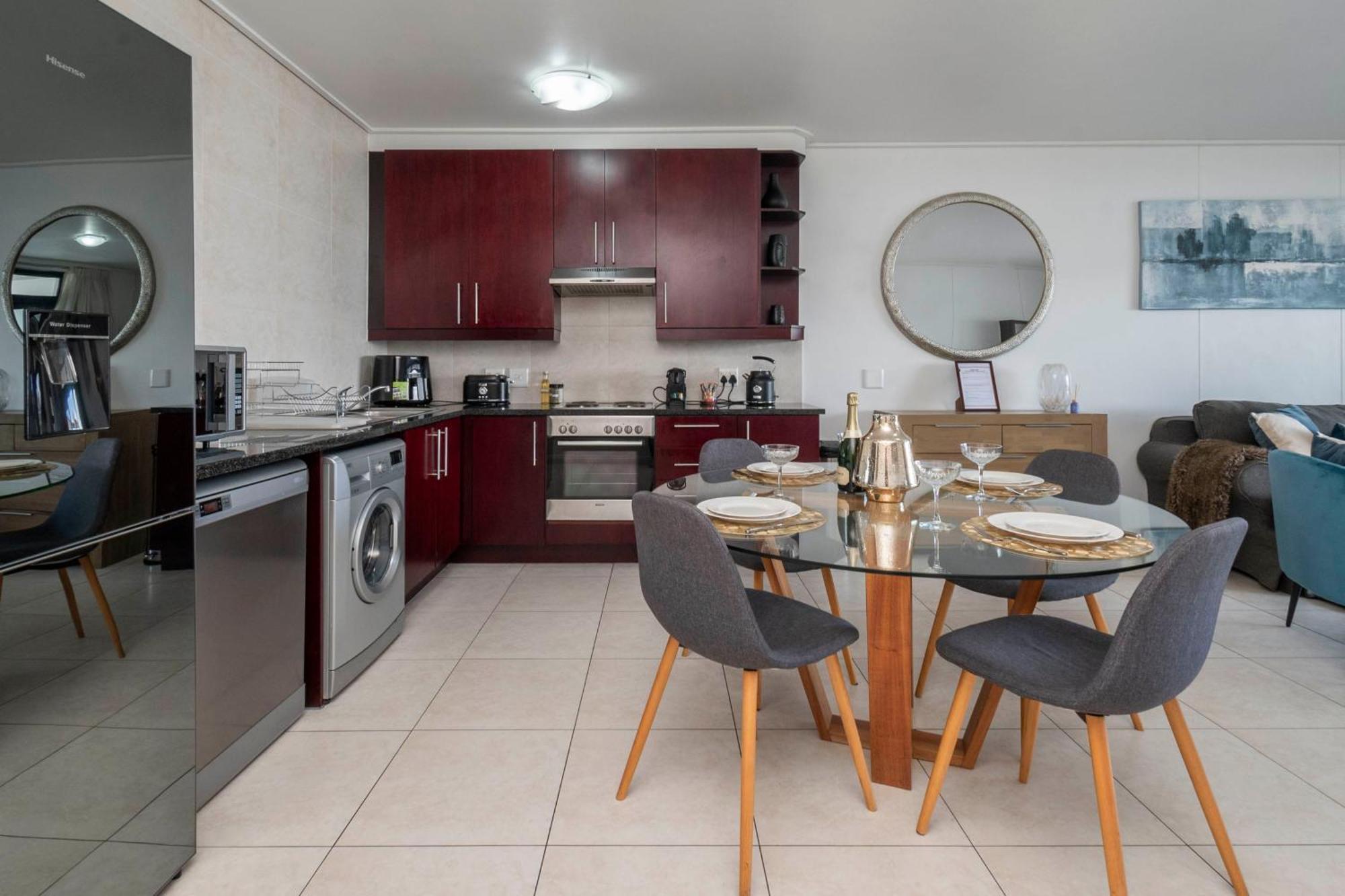 Self-check-in, Restaurants, Cafe's, Pubs, Work Or Vacay Apartment *