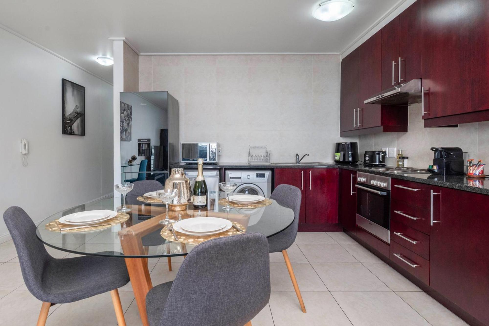 Apartment Self-check-in, Restaurants, Cafe's, Pubs, Work Or Vacay