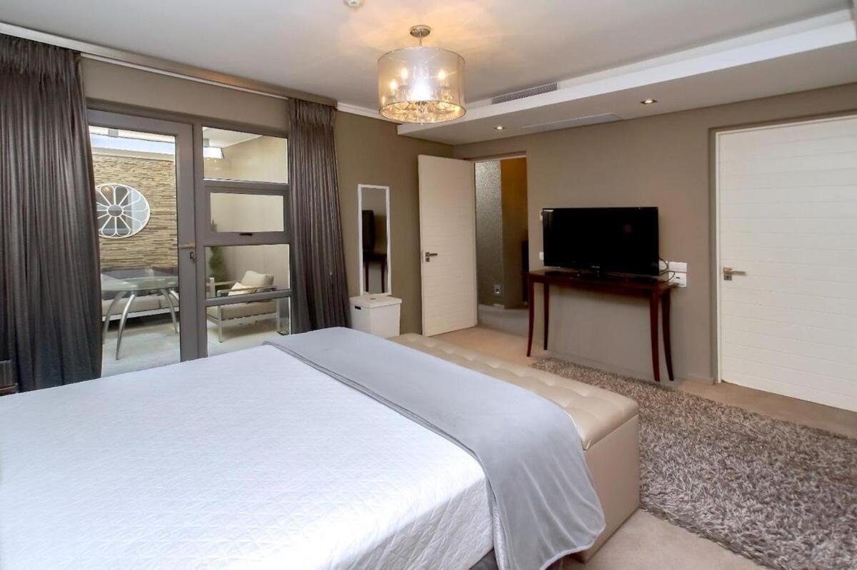 Luxury Penthouse -crystal Towers Cape Town