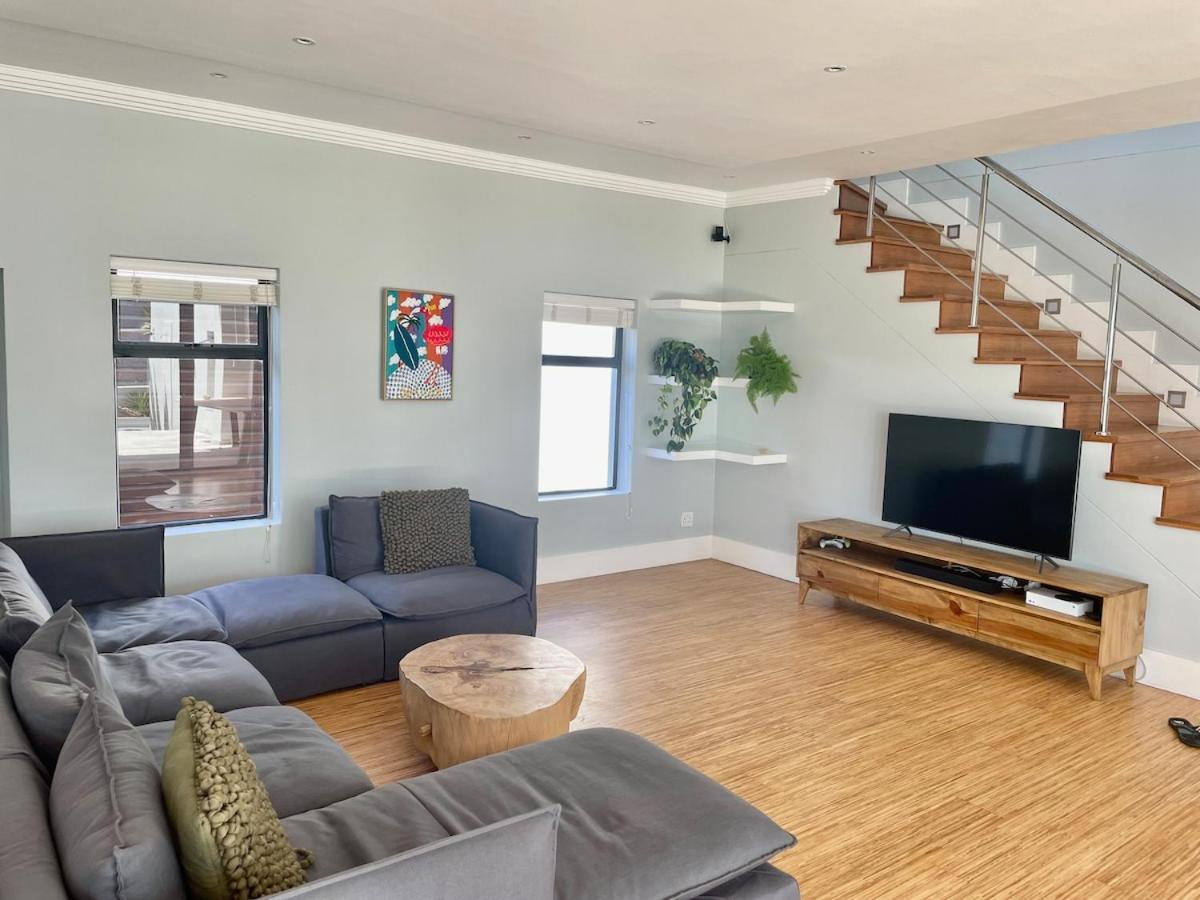 Beachhouse! Seaview, Heated Pool, Battery Back-up Holiday home