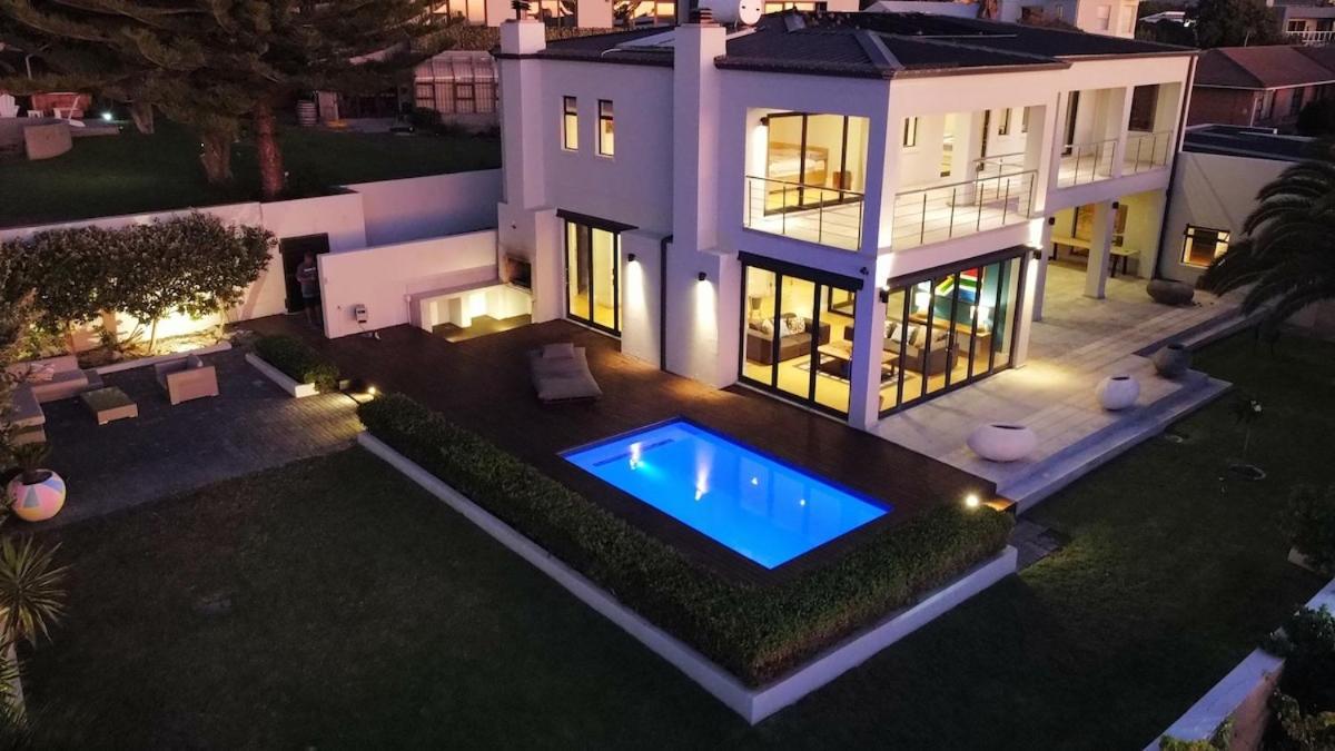 Beachhouse! Seaview, Heated Pool, Battery Back-up *