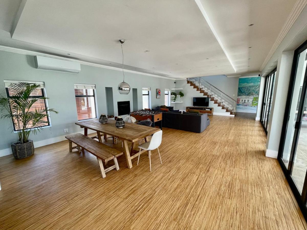 Beachhouse! Seaview, Heated Pool, Battery Back-up Holiday home
