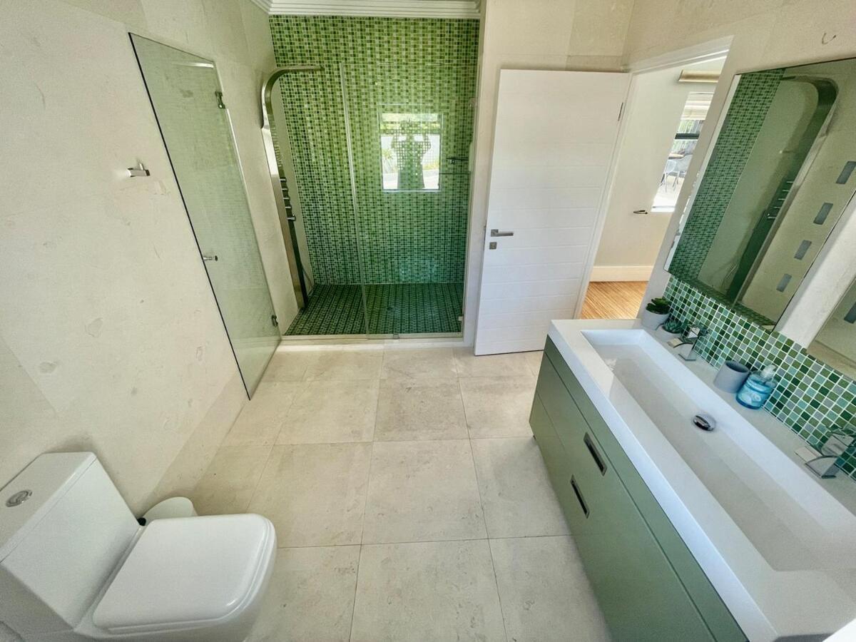 Holiday home Beachhouse! Seaview, Heated Pool, Battery Back-up Cape Town