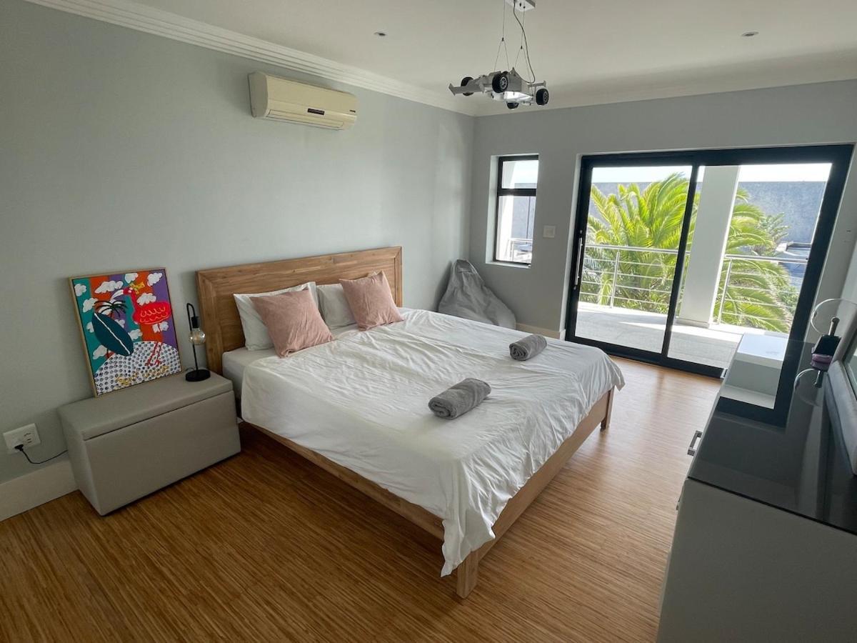 Beachhouse! Seaview, Heated Pool, Battery Back-up * Cape Town