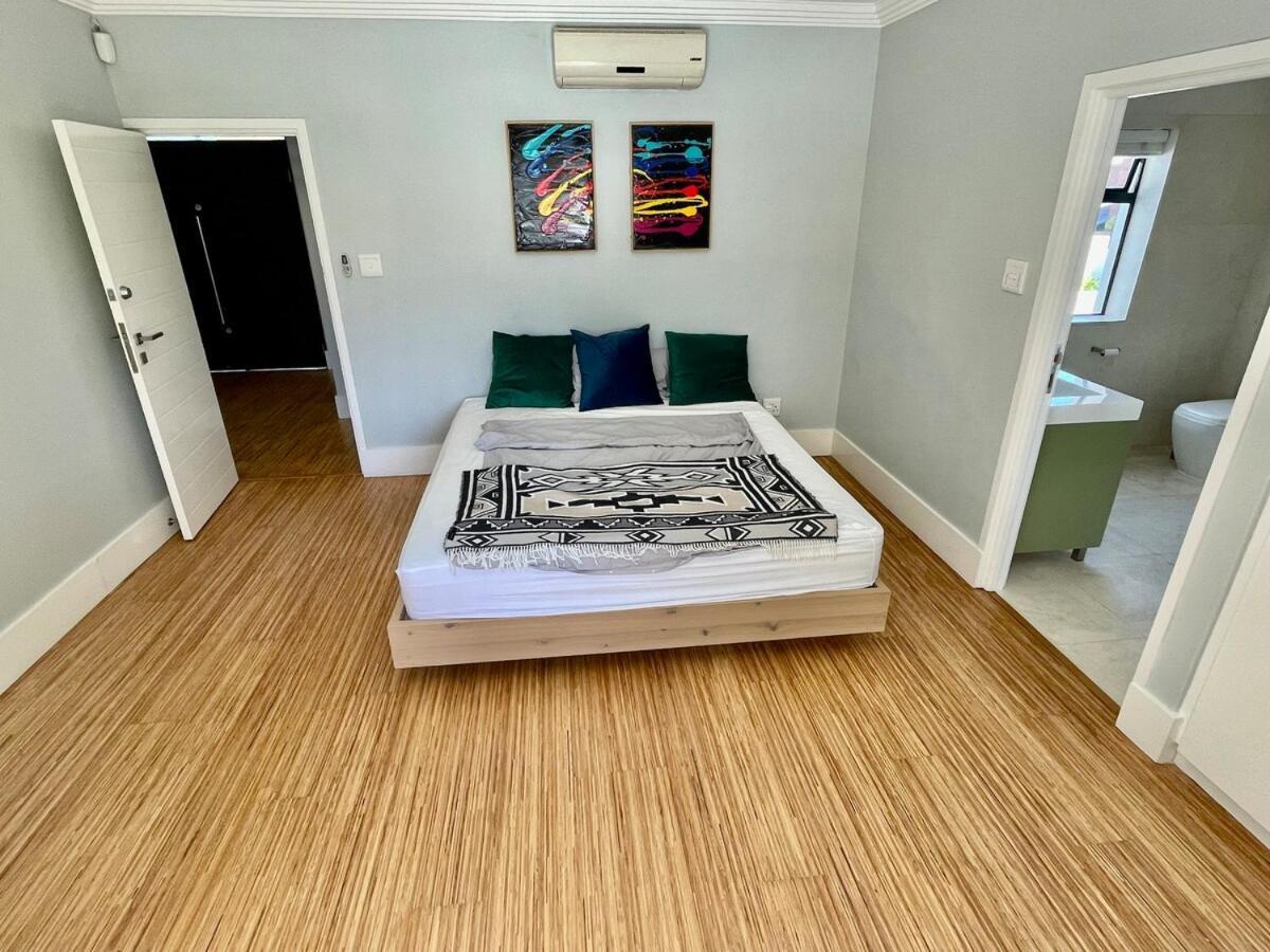 Beachhouse! Seaview, Heated Pool, Battery Back-up Cape Town