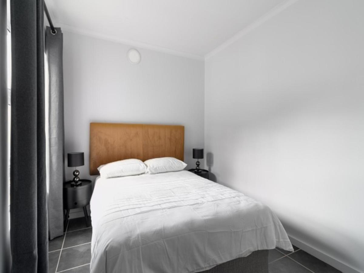 4 Essex Street Apartment *