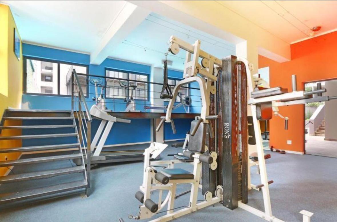 Elegant Oasis In Cbd Pool Gym & Views Apartment