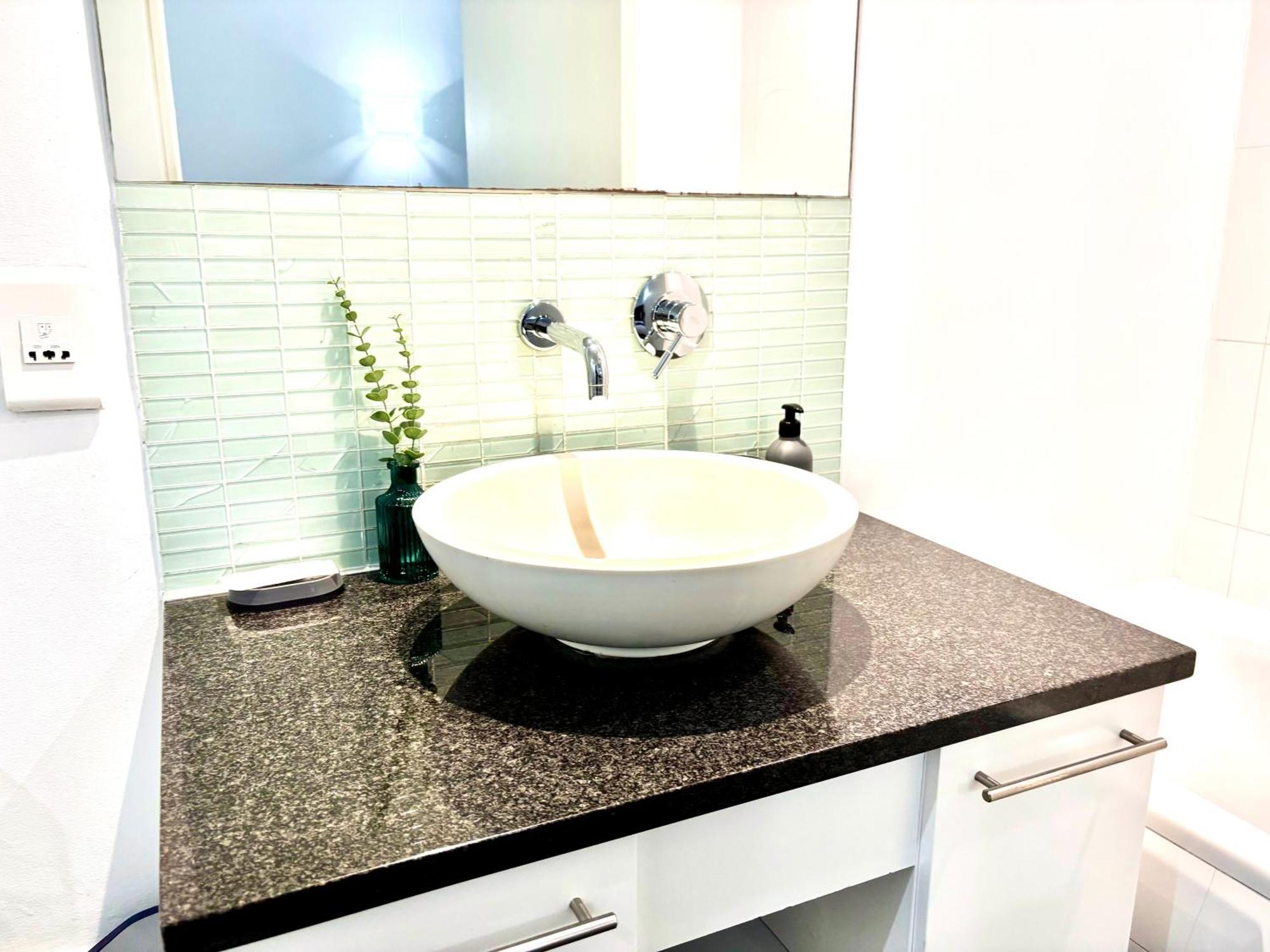 Elegant Oasis In Cbd Pool Gym & Views *