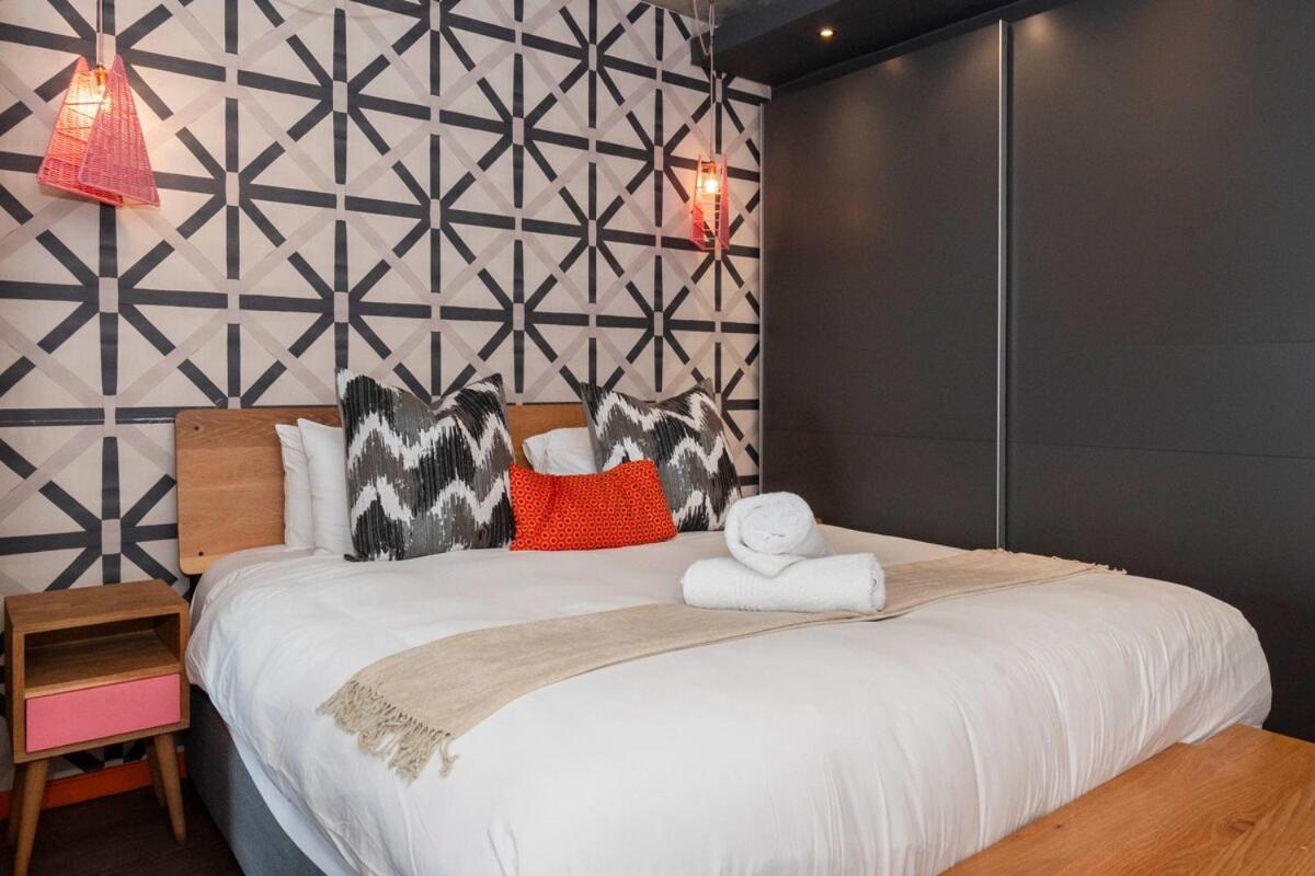 Modern In Woodstock Apartment *