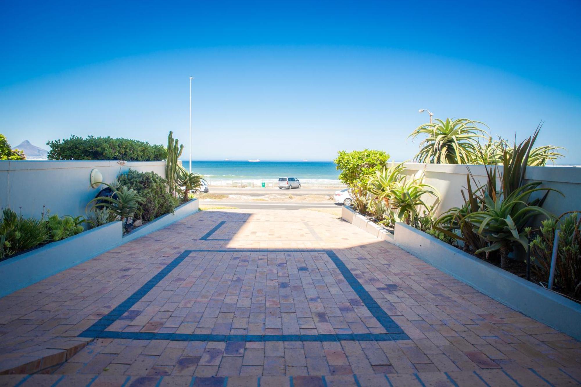 Bloubergstrand Beachfront Apartment With Secure Garage And Pool * Cape Town