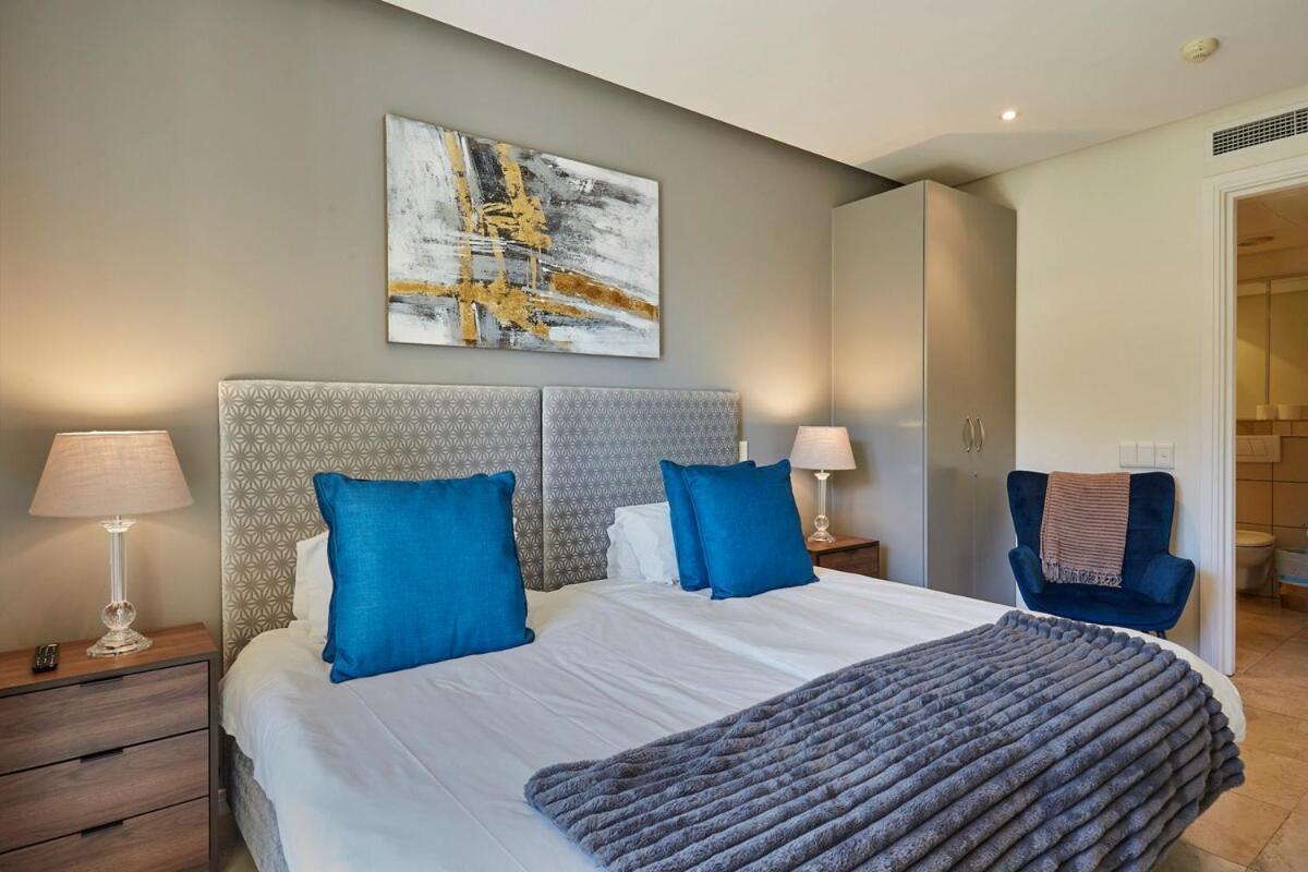 102 Ellesmere * Cape Town