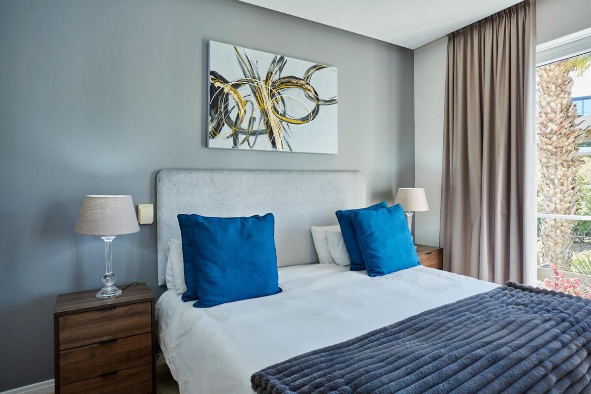 102 Ellesmere * Cape Town