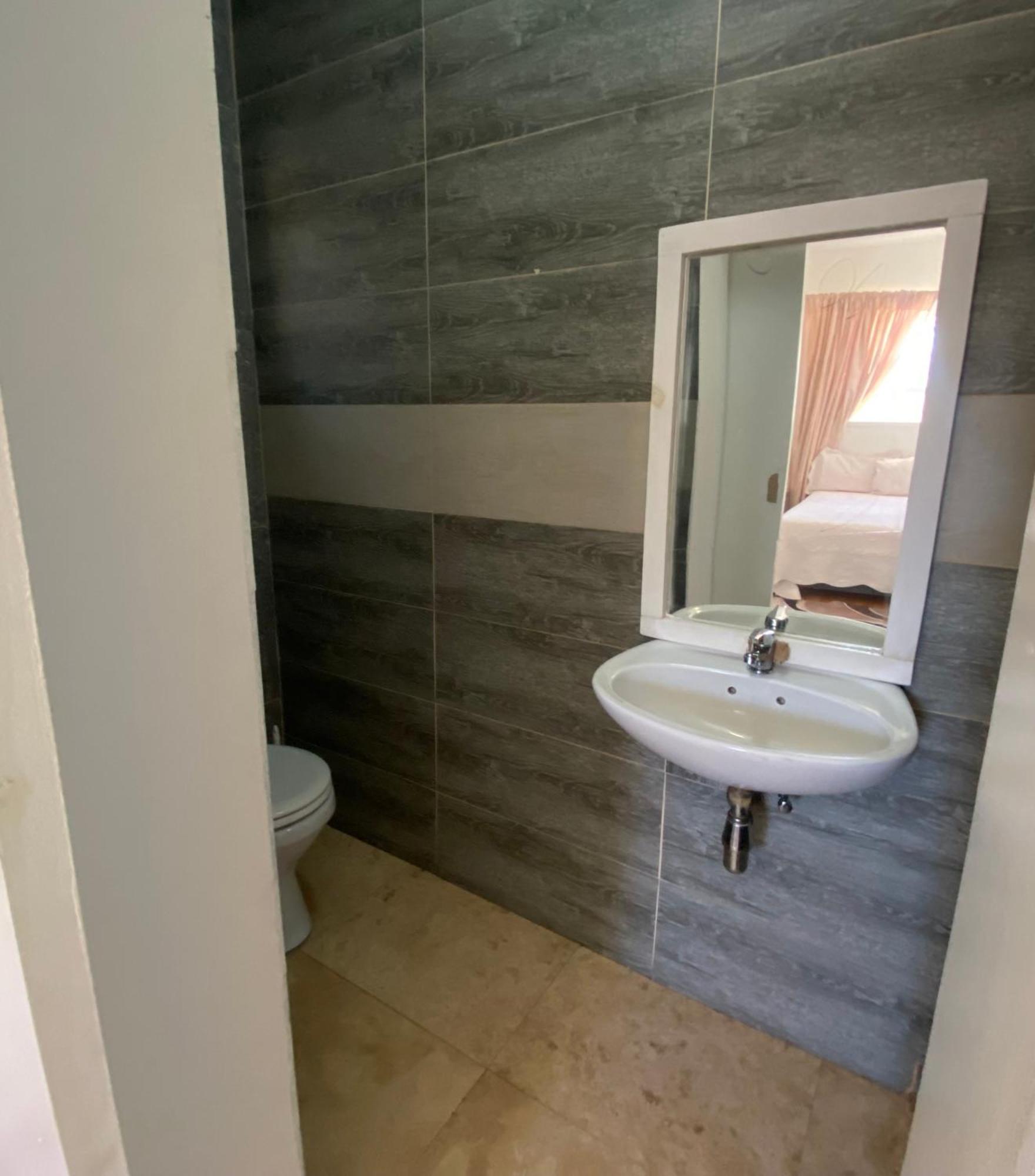 Luxe In Parow North Guest house *