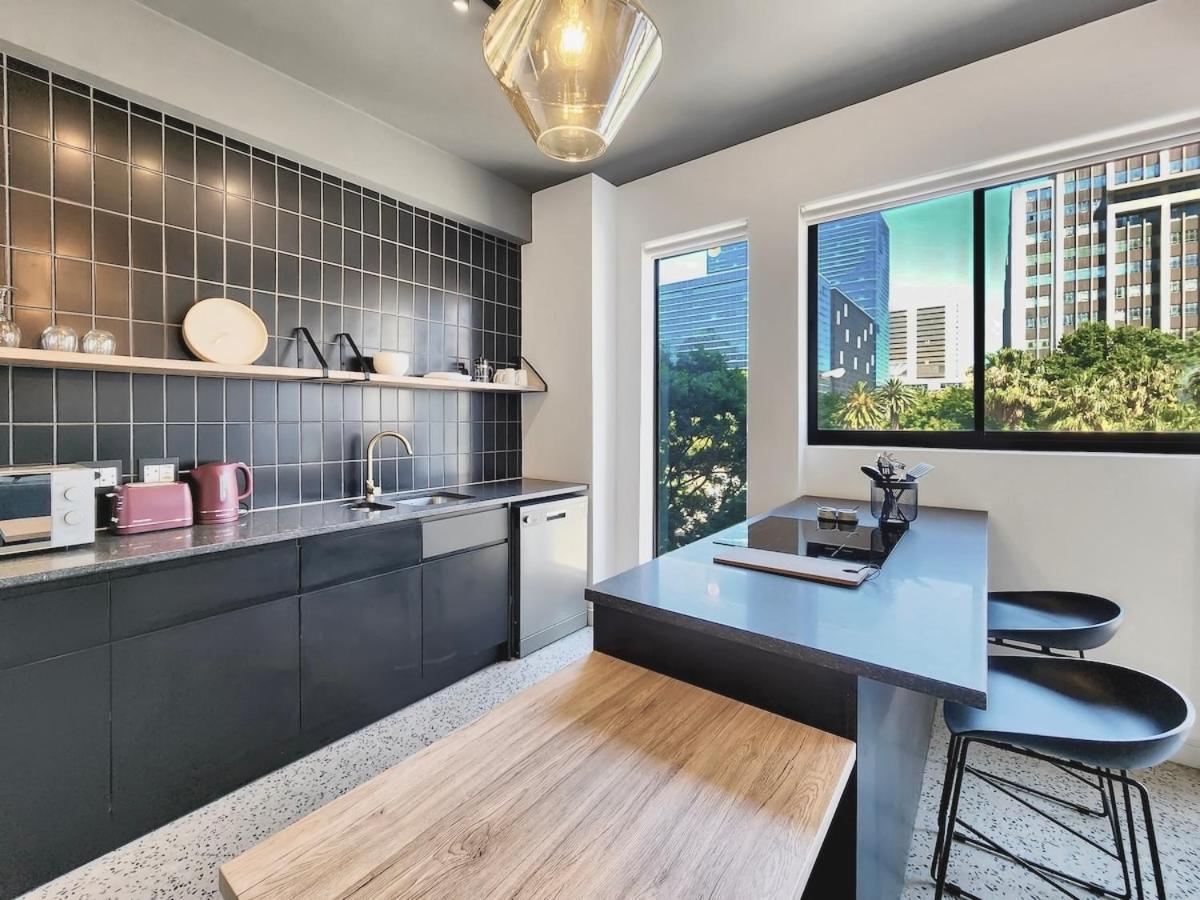 Central, Business Travellers Dream-wifi-pool Apartment