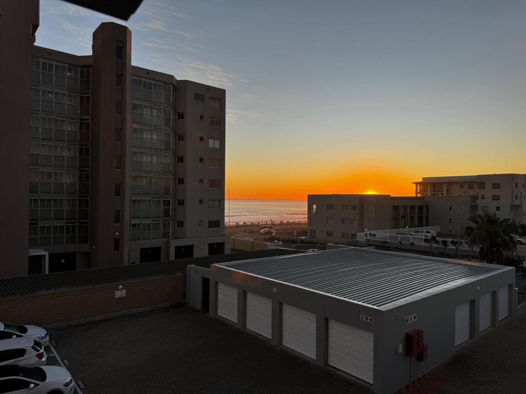 Seehuys - Bloubergstrand Beachfront Apartment Cape Town