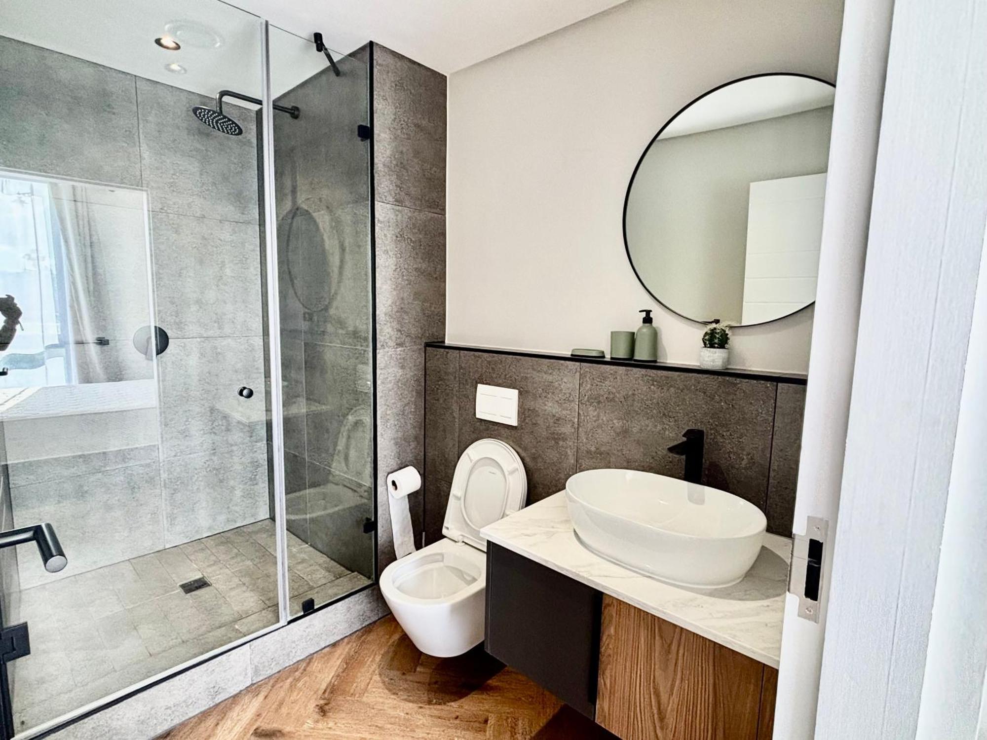 Modern Chic At On Park Century Near Canal Walk Apartment *