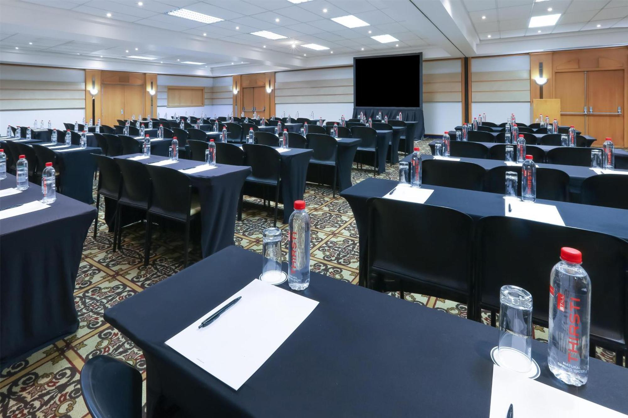 Hotel Garden Court Nelson Mandela Boulevard 3*
