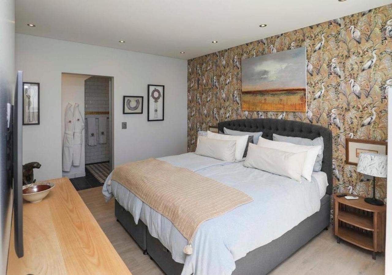 Gryphon House Camps Bay Villa *