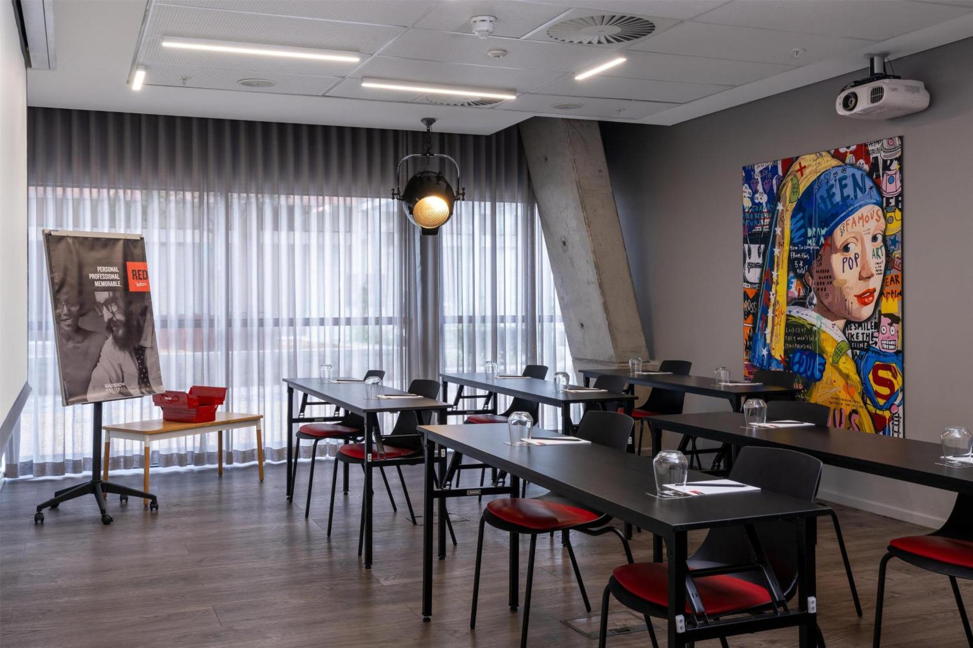 Radisson Red V&a Waterfront