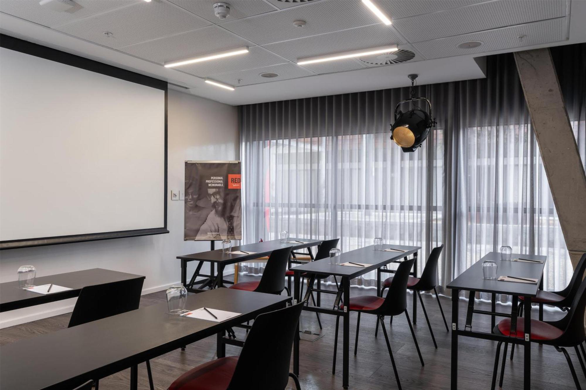 Radisson Red V&a Waterfront Hotel