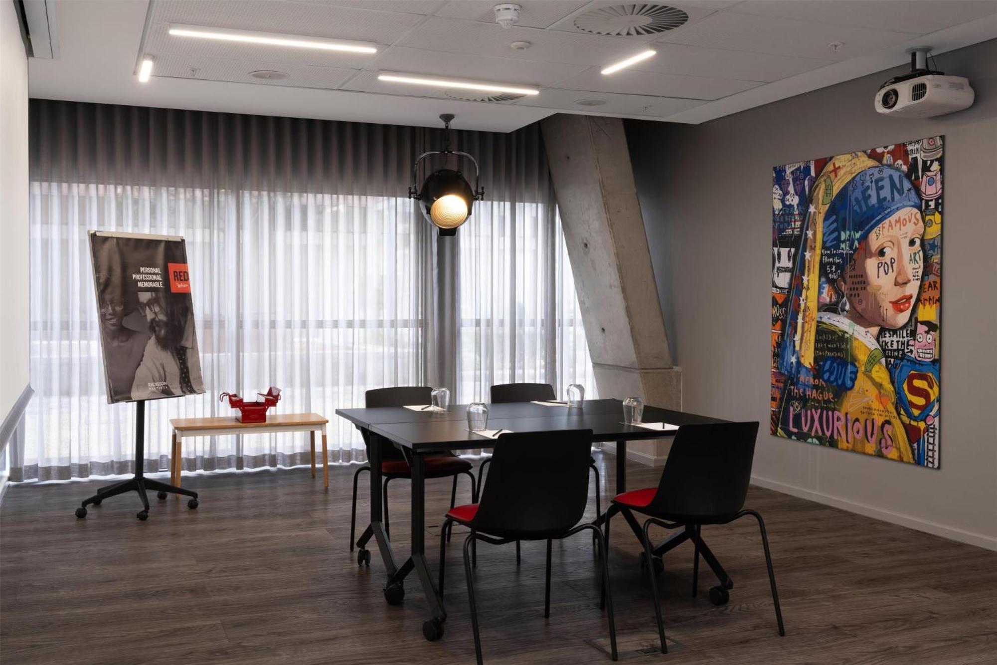Hotel Radisson Red V&a Waterfront 3*