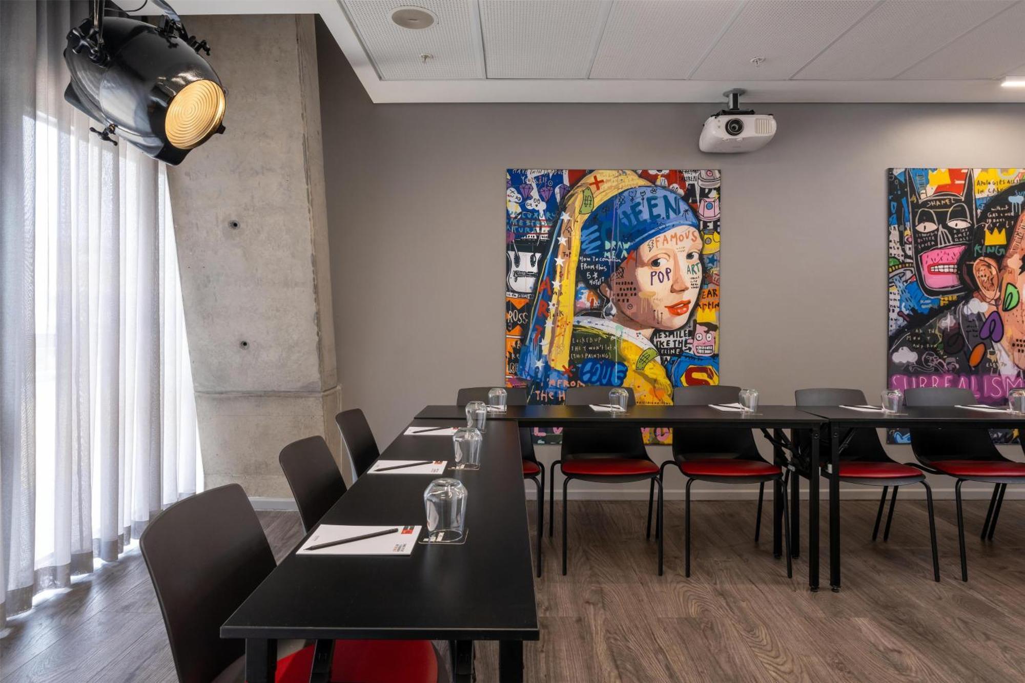 Radisson Red V&a Waterfront Hotel