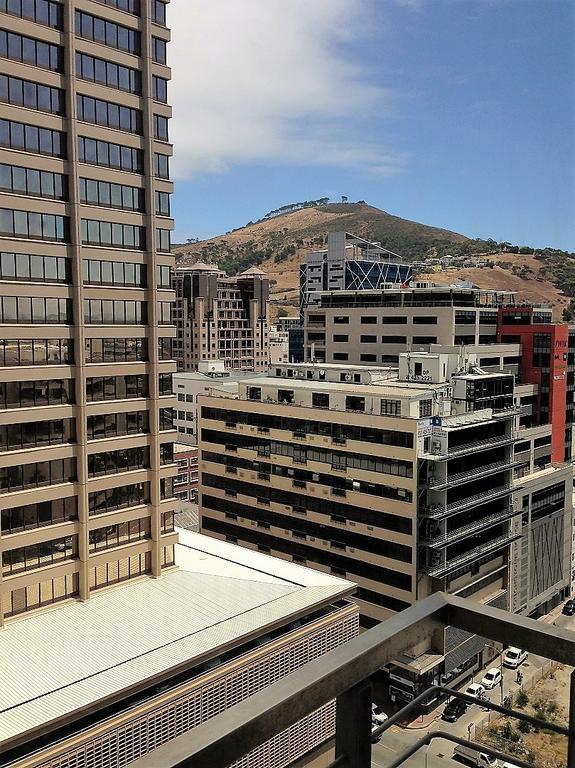 Full Power, Long Rates, Walk To V&a Waterfront, Fibre Wifi, Gym & Pool