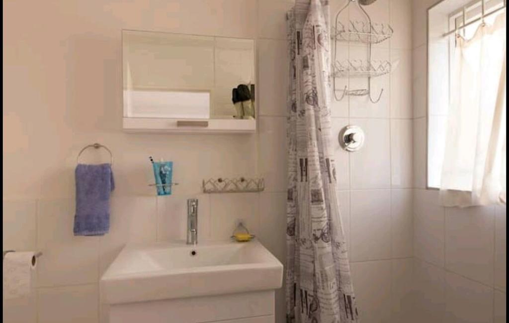 Fresnaye Close Apartment- Sea Point Apartment *