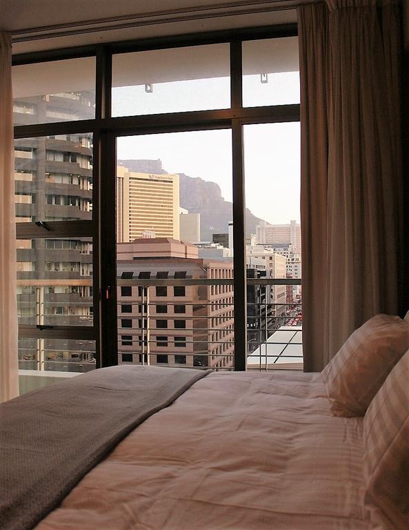 Full Power, Long Rates, Walk To V&a Waterfront, Fibre Wifi, Gym & Pool Apartment