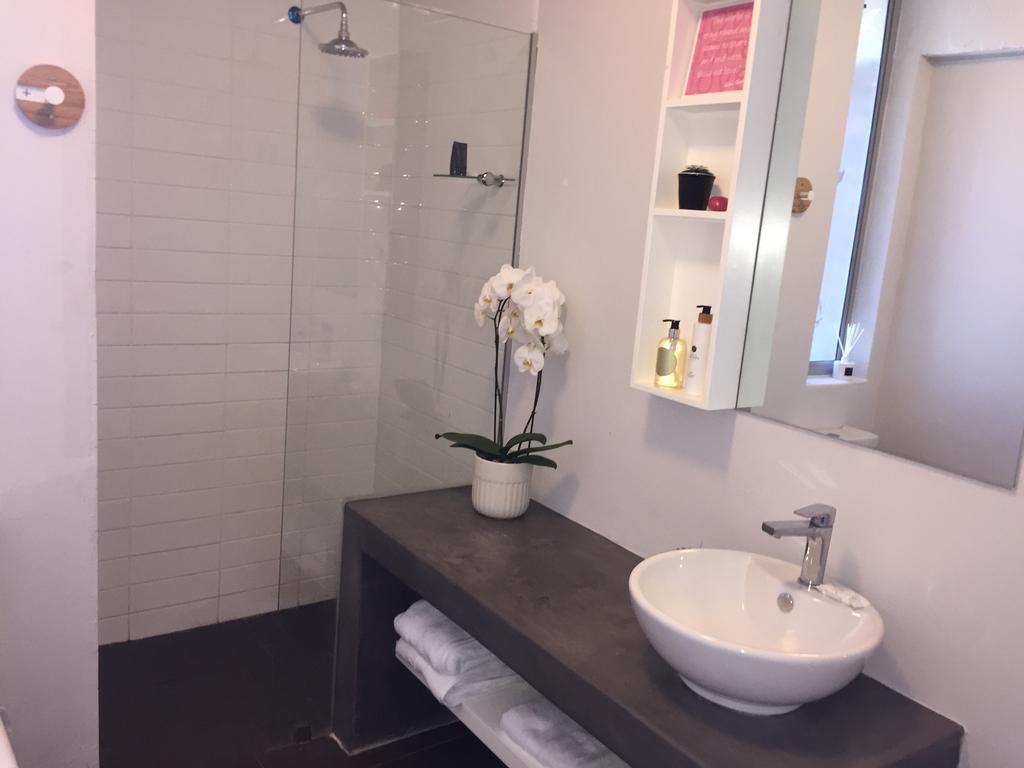 Swift Contemporary Studio Apartment